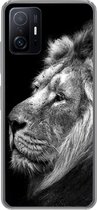 Geschikt voor Xiaomi 11T Pro hoesje - Leeuw tegen zwarte achtergrond in zwart-wit - Siliconen Telefoonhoesje