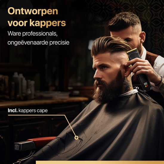 Barbier met tatoeages trimt het haar van een klant met een zwarte tondeuse met gouden accenten, inclusief kappers cape.