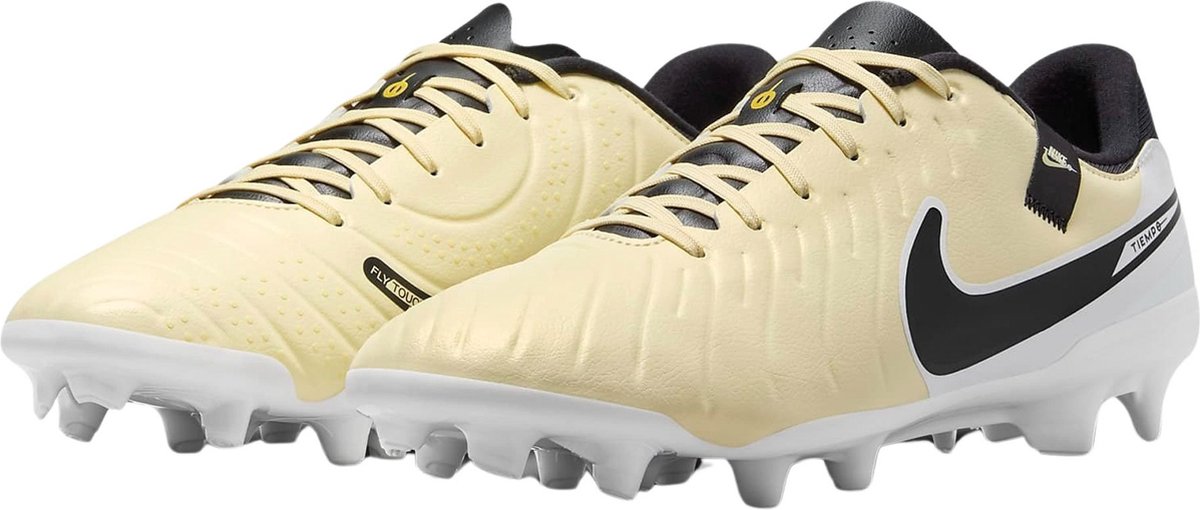 Nike Legend 10 Academy FG/MG voetbalschoenen voor mannen in maat 43, met een lichtgele bovenkant en zwarte details.