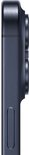 Zijaanzicht van de donkerblauwe iPhone 15 Pro, met focus op de geborstelde metalen rand.