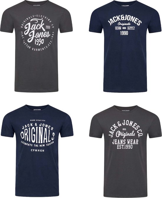 Set van vier Jack & Jones T-shirts in grijs en donkerblauw met diverse logo's en jaartallen.
