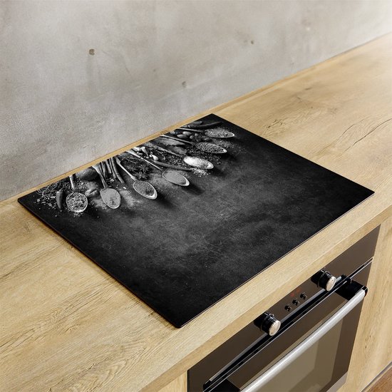 Chefcare Inductie Beschermer Kruiden en Specerijen op een Zwarte Plaat - Zwart Wit - 77x51 cm - Afdekplaat Inductie - Kookplaat Beschermer - Inductie Mat