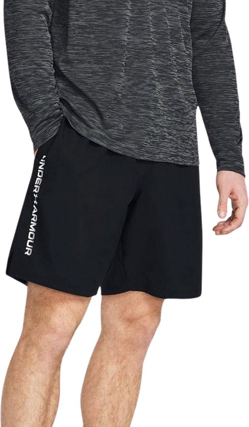 Close-up van een zwarte sportbroek met 'Under Armour' logo op de zijkant.