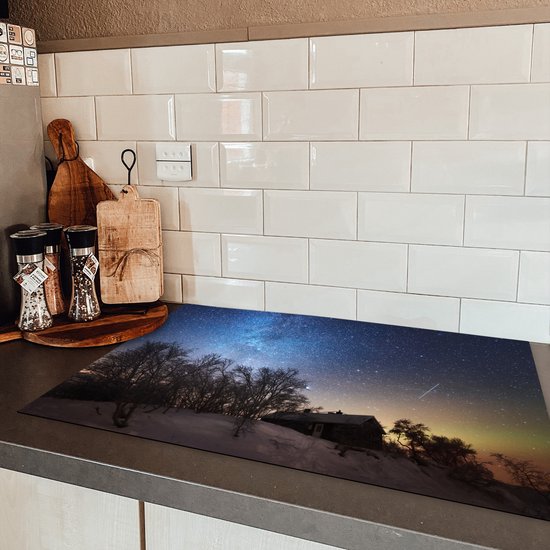 KitchenYeah® Inductie beschermer 81.6x52.7 cm - Sterrenhemel - Landschap - Zweden - Sneeuw - Winter - Kookplaataccessoires - Afdekplaat voor kookplaat - Inductiebeschermer - Inductiemat - Inductieplaat mat