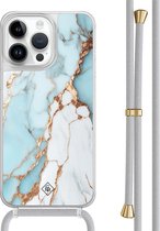 Casimoda® hoesje met grijs koord - Geschikt voor iPhone 13 Pro Max - Marmer Lichtblauw - Afneembaar koord - TPU/polycarbonaat - Blauw