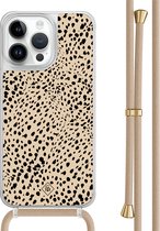 Casimoda® hoesje met beige koord - Geschikt voor iPhone 13 Pro Max - Stippen bruin abstract - Afneembaar koord - TPU/polycarbonaat - Bruin/beige