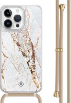 Casimoda® hoesje met beige koord - Geschikt voor iPhone 13 Pro Max - Marmer Goud - Afneembaar koord - TPU/polycarbonaat - Bruin/beige