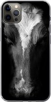 Geschikt voor iPhone 12 Pro Max hoesje - Portretfoto koe op zwarte achtergrond in zwart-wit - Siliconen Telefoonhoesje