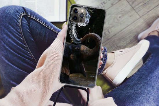 Telefoonhoesje Geschikt voor iPhone 13 Pro - Olifant - Water - Slurf - Dieren - Natuur - Siliconen - Crossbody - Backcover met Koord - Telefoonhoesje met koord - Hoesje met touw Telefoonhoesje