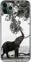 Coque iPhone 11 Pro Max - Éléphant tirant une branche en noir et blanc - Siliconen
