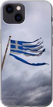 Geschikt voor iPhone 13 hoesje - Versnipperde Griekse vlag waait in een sterke wind - Siliconen Telefoonhoesje