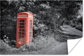 Poster Zwart-wit foto van een rode en Britse telefooncel in het Verenigd Koninkrijk - 90x60 cm