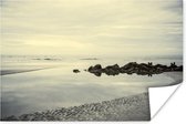 Strand in de ochtend met een kalme zee Poster 180x120 cm - Foto print op Poster (wanddecoratie woonkamer / slaapkamer) / Landschappen Poster / Zee en Strand XXL / Groot formaat!