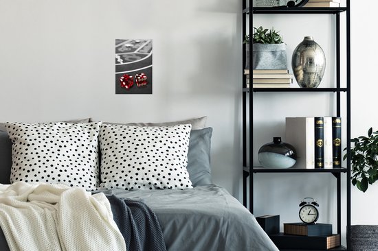Une photo noir et blanc d'une table de poker avec des dés rouges Poster 20x30 cm - petit - Tirage photo sur Poster (décoration murale salon / chambre)