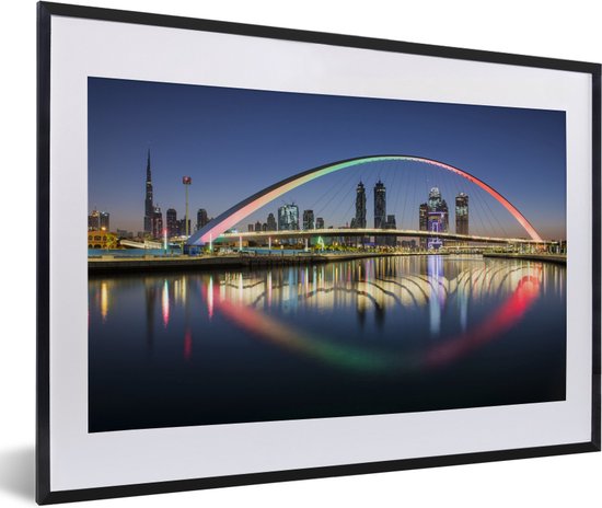 Fotolijst incl. Poster - Een mooie regenboog brug boven het water van Dubai - 60x40 cm - Posterlijst