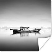 Poster Verlaten boot in het water zwart-wit - 75x75 cm