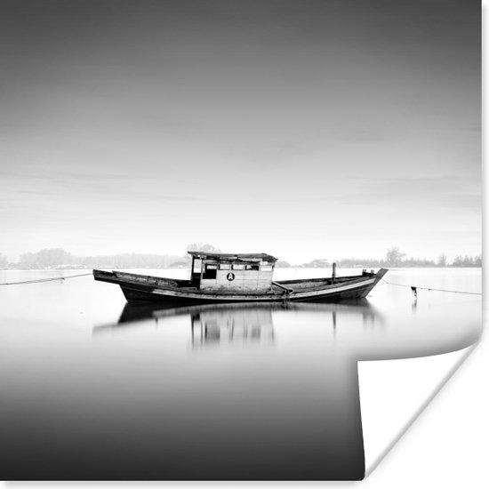 Poster Verlaten boot in het water zwart-wit - 75x75 cm