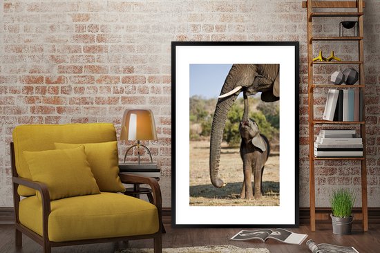 Affiche avec cadre Éléphants - Bébé éléphant communique avec sa mère - Cadre photo noir - 80x120 cm - Affiche avec cadre