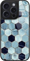 Casimoda® hoesje - Geschikt voor iPhone 15 Pro - Blue Cubes - Luxe Hard Case Zwart - Backcover telefoonhoesje - Blauw