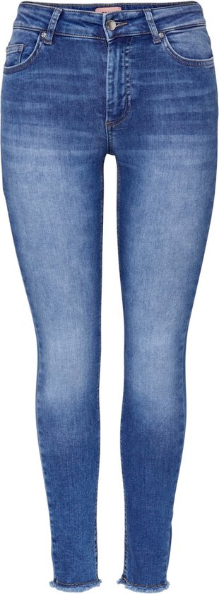 Een skinny jeans met een blauwe denim wassing en rafelige zoom, zittend op een witte achtergrond.