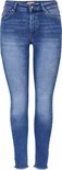 Een skinny jeans met een blauwe denim wassing en rafelige zoom, zittend op een witte achtergrond.