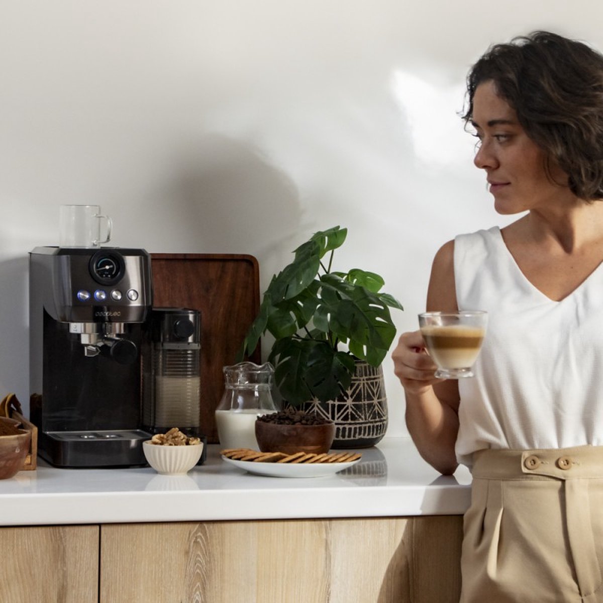 Cecotec Macchina Caffè Espresso Manuale Power Espresso 20 Pro Latte. 1350W, Espresso, Schermo con Pulsanti, Bomba 20 Bar, Vaporizzatore Orientabile, Serbatoio Acqua 1,5L, Serbatoio Latte 550ml