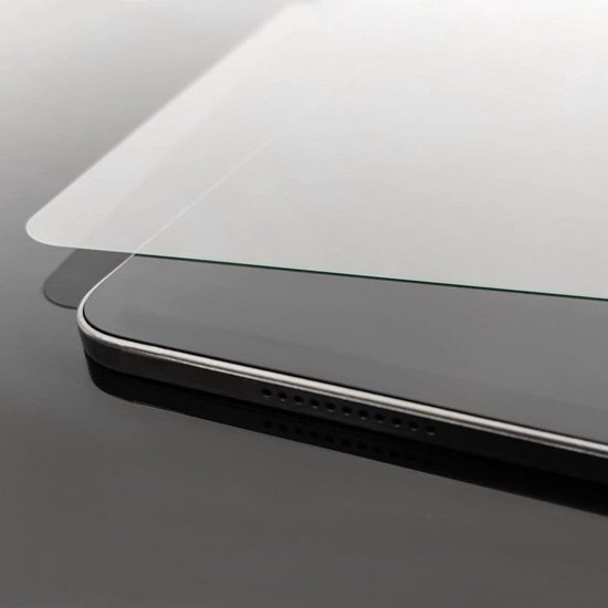 Close-up van een iPad Mini 6 schermprotector op een zwart apparaat, met zicht op de onderrand en luidsprekeropeningen.