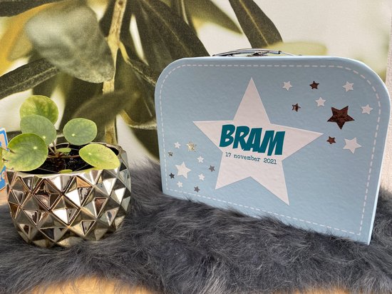 Geboortekoffertje met naam - Blauw - Op basis van geboortekaartje - mail foto geboortekaartje naar info@hipmetpitcreaties.be van Hip met Pit Creaties — afbeelding 2