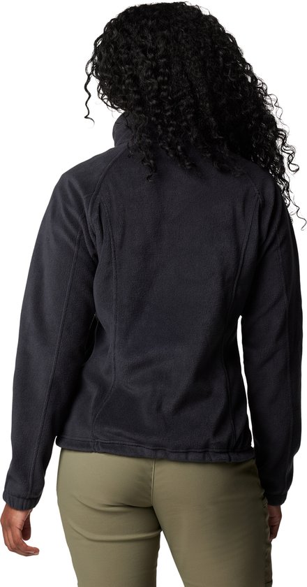 Achterkant van een vrouw in zwarte Columbia fleece trui met ritssluiting en olijfgroene broek.