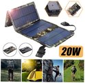 Opvouwbaar zonnepaneel (20W) met camouflageprint, opengeklapt en gesloten, met detail van de USB-poorten. Outdoor toepassingen.