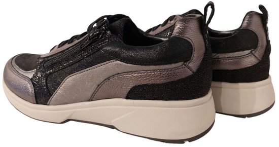 Zwarte en zilverkleurige sneakers met ritssluiting, achterkant en zijkant zichtbaar.