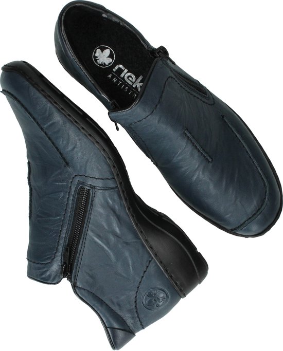 Paar donkerblauwe Rieker schoenen met rits, met de Rieker Antistress inlegzool zichtbaar.