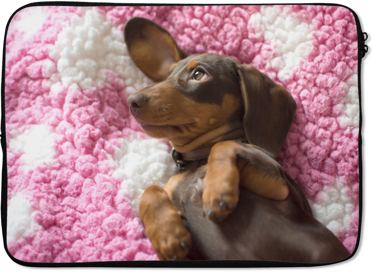 Laptophoes 13 inch - Een Teckel puppy op een roze deken - Laptop sleeve - Binnenmaat 32x22,5 cm - Zwarte achterkant