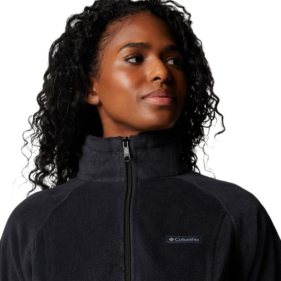 Close-up van een zwarte Columbia fleece trui met rits. Logo Columbia op de borst.