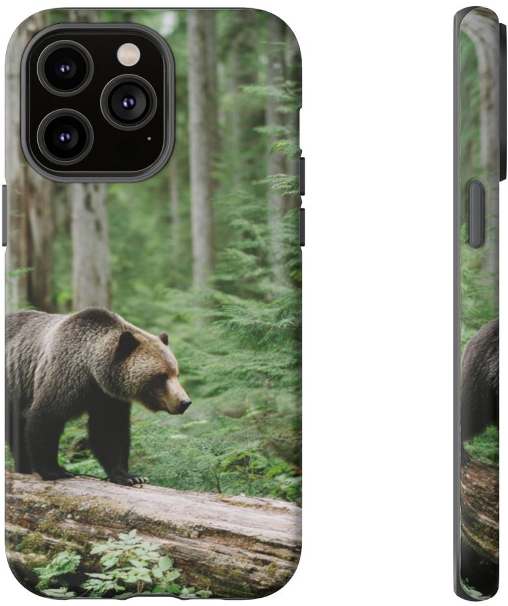 Bruine Beer Lopend over Boomstam in Bos – Telefoonhoesje Geschikt voor iPhone 14 Pro Max