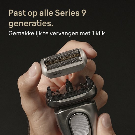 Une main remplace la tête de rasoir Braun Series 9 PRO+ argentée avec des détails dorés.