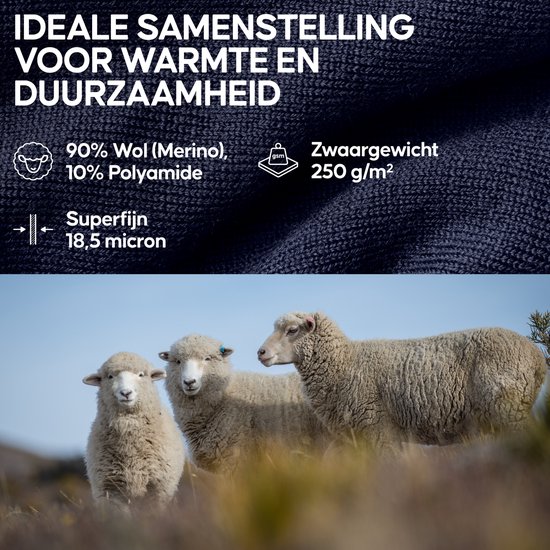 Close-up van donkerblauwe stof met tekst over 90% merinowol, 10% polyamide, superfijn 18,5 micron en 250 g/m². Drie schapen op een veld.