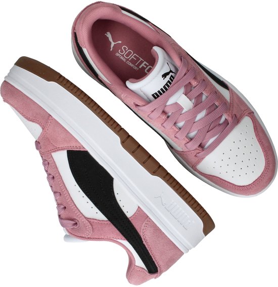 Roze suède Puma sneakers met witte en zwarte accenten, gezien vanuit een schuine hoek.