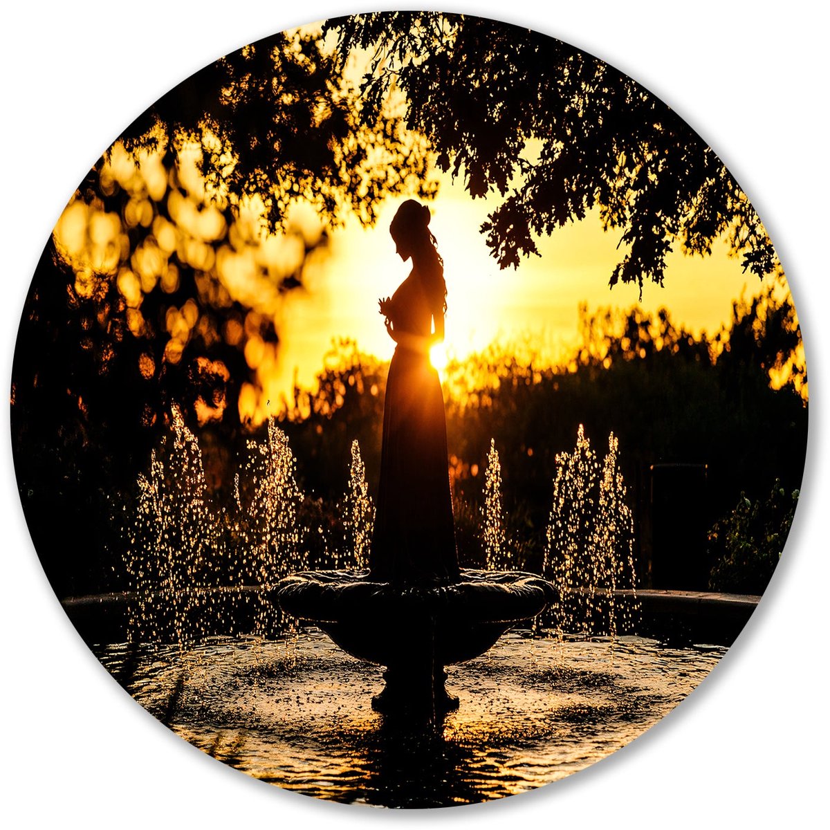 Silhouet vrouw bij zonsondergang - Silhouet muurcirkel - Wandobject rond fontein - Zonsond