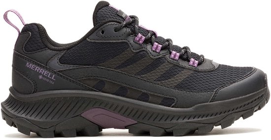 Zwarte wandelschoen met paarse veters en treklipje. Mesh textuur en Merrell Gore-Tex logo. Profielzool.