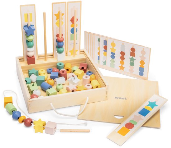 Jouets en bois avec des perles colorées de différentes formes, boîte de rangement, fils à enfiler, bâtons de tri et cartes d'instructions.