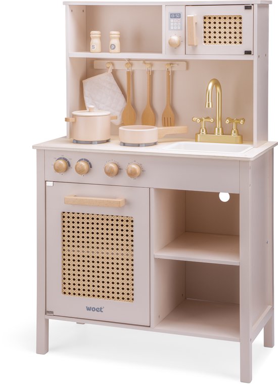 Roze houten speelkeuken met rotan details, gouden kraan, oven, magnetron en accessoires.