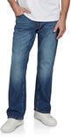 Blauwe jeans met bootcut pasvorm, gedragen met witte sneakers.