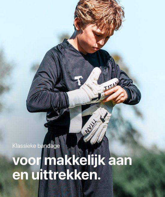 Jongen met zwart keepersshirt en witte Titan handschoenen op het veld.