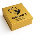 Boîte cadeau dorée avec le logo RedParrot et l'adresse.