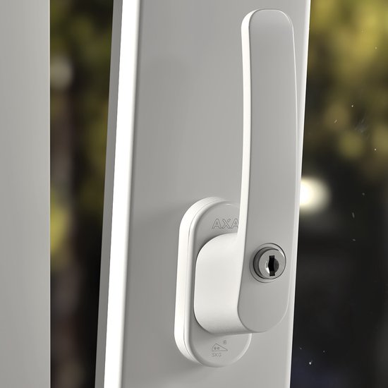 Close-up van een witte AXA raamsluiting met cilinder en SKG-logo, op een wit kozijn.