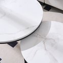 Close-up van de twee ronde salontafels met marmerlook blad.