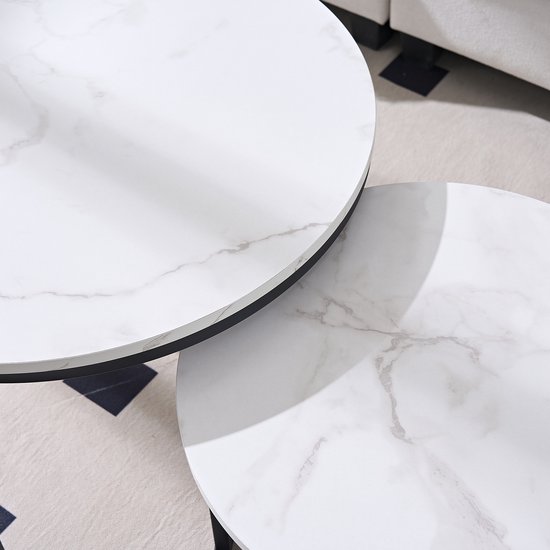 Close-up van de twee ronde salontafels met marmerlook blad.