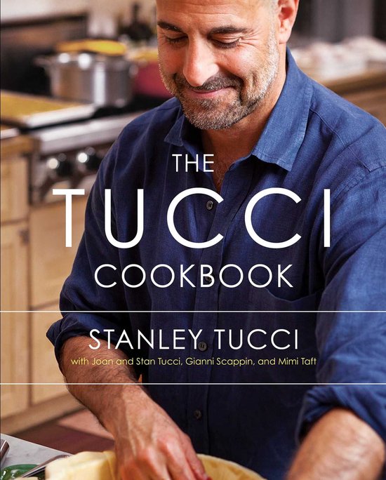 De voorkant van het boek 'The Tucci Cookbook' door Stanley Tucci. Stanley Tucci is in beeld terwijl hij kookt.
