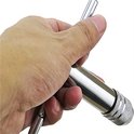 Hand met T-greep ratelschroefdraadsnijder, gedetailleerd.